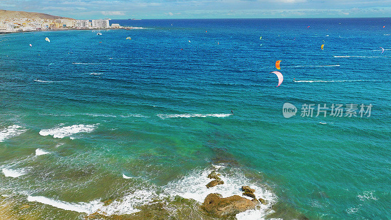 无人机拍摄的El Medano海滩，风和风筝冲浪者的天堂。加那利群岛的特内里费岛